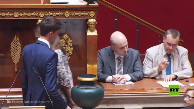 شاهد.. نواب فرنسيون يرفضون مصافحة أمين صندوق الاقتراع أثناء انتخاب البرلمان رئيسه الجديد