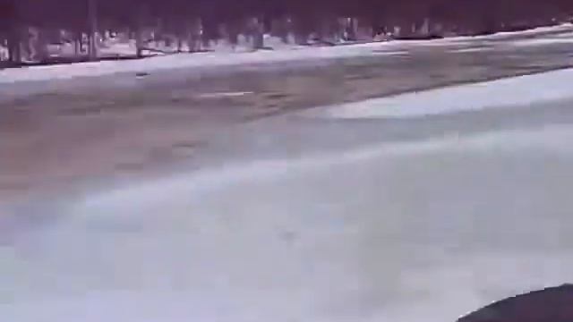 якутия меленкён .газ-66 и вездеход на льду.