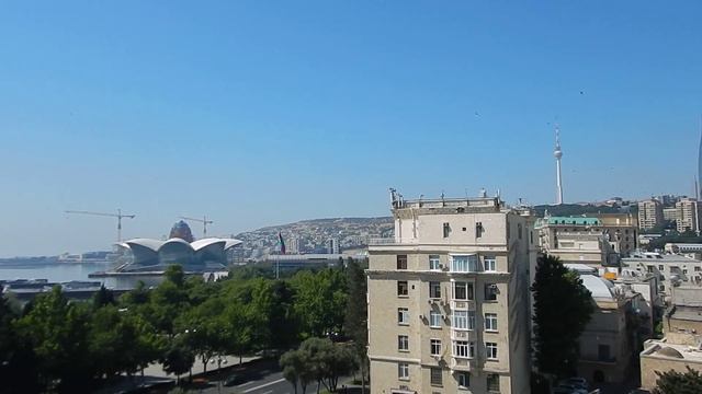Соколы на башенке особняка Гаджинского в Баку