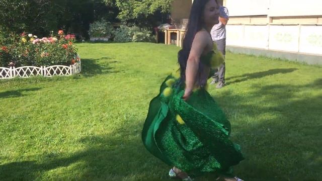 Танец Живота на лужайке в парке.