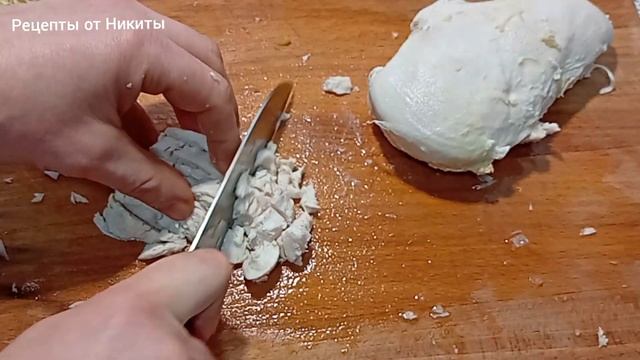 Салат с курицей и оливками.
