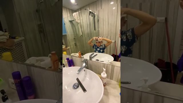 Филипп моет голову в раковине