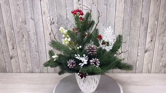 Новогодняя искусственная композиция в кашпо