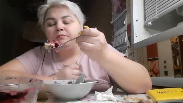 столько всего происходит МУКБАНГ
