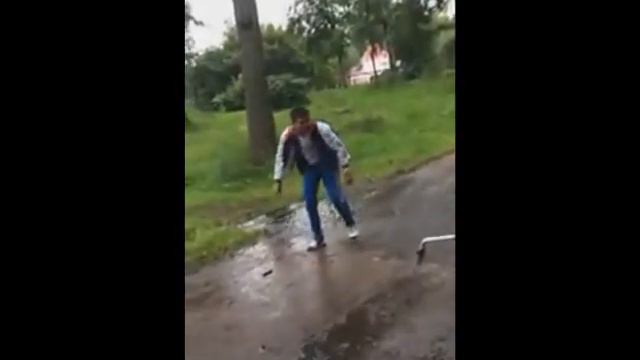 Осторожно лужа