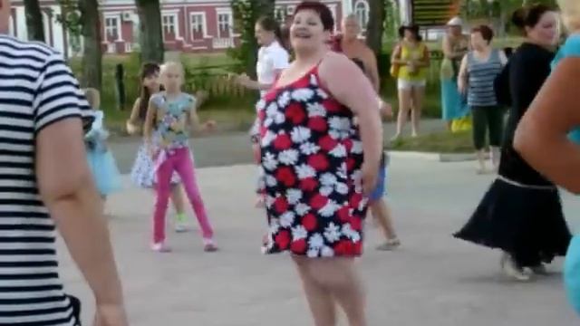 Тётя танцует!