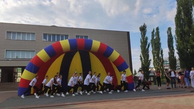 зажигает молодежь
