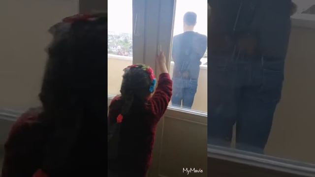 Николь закрывает всех на балконе и вспоминает стих про ёжика, перед лепкой из соленого теста,ставим