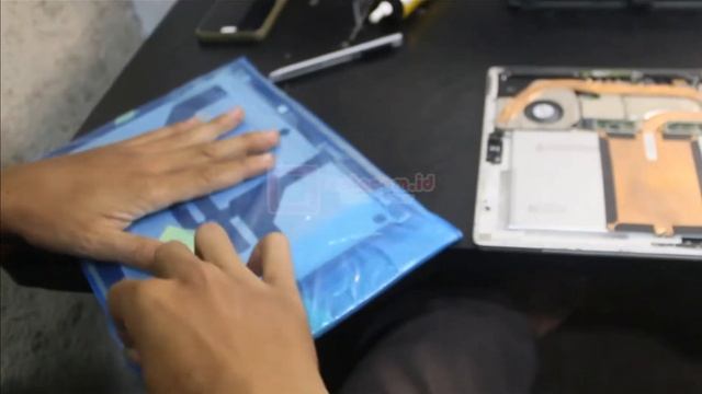 Ganti LCD Microsoft Surface Netbook