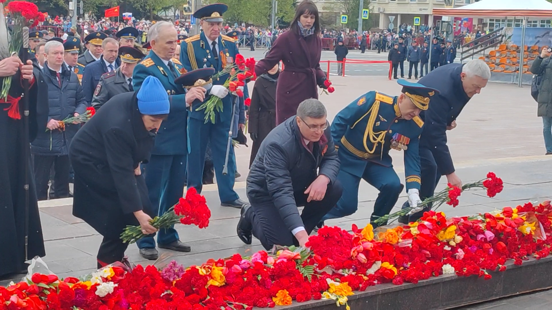 Александр Авдеев принял участие в торжественном митинге на площади Победы