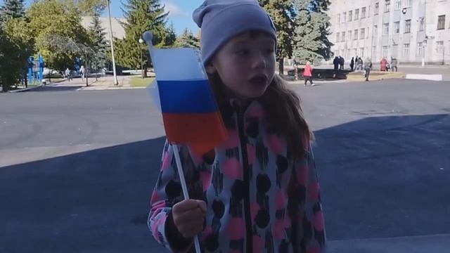Девочка из Донбасса исполняет гимн России