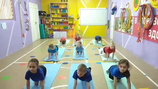 Комплекс упражнений на гимнастических ковриках