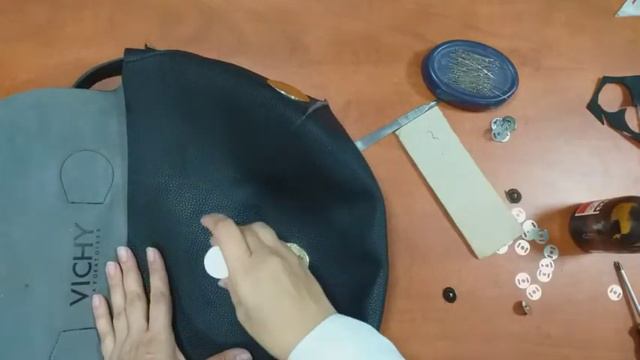 Меняем застёжку в женской сумке.
