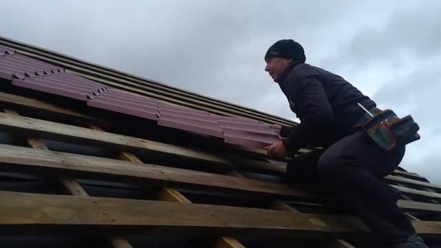 Монтаж металлочерепицы.