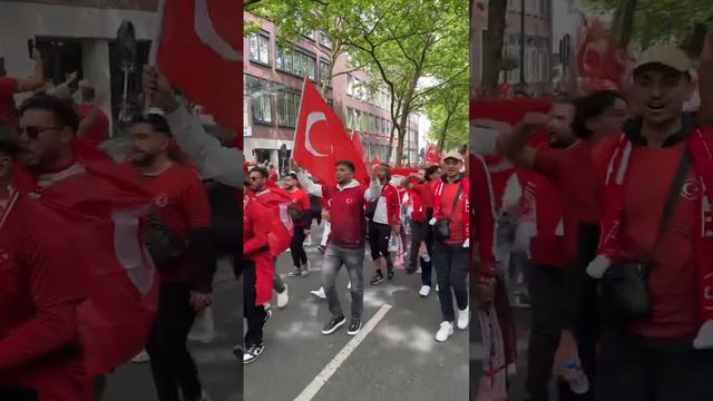 Турецкие болельщики в Дортмунде перед матчем с Грузией