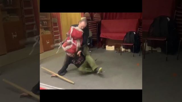Защита от ударов палкой с рюкзаком на плечах. kadochnikov-msk.ru