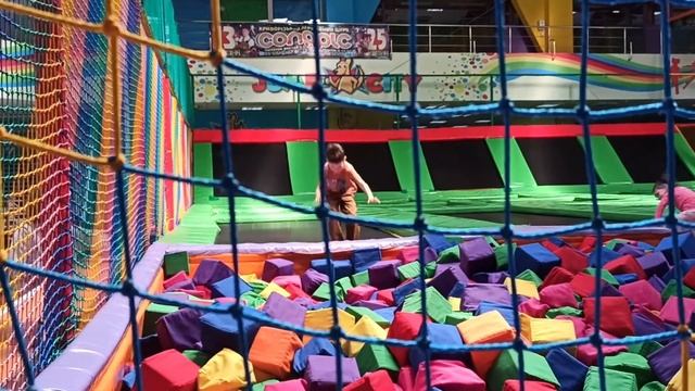 Сальто без рук на батуте Jump City