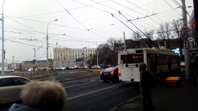 транспорт Пироцкого Оптима прибывает на остановку Ленинский проспект в Калининграде
