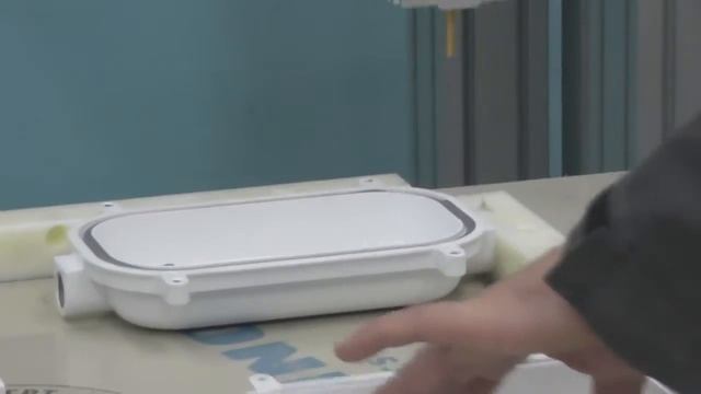 Нанесение силиконового уплотнения на светильники