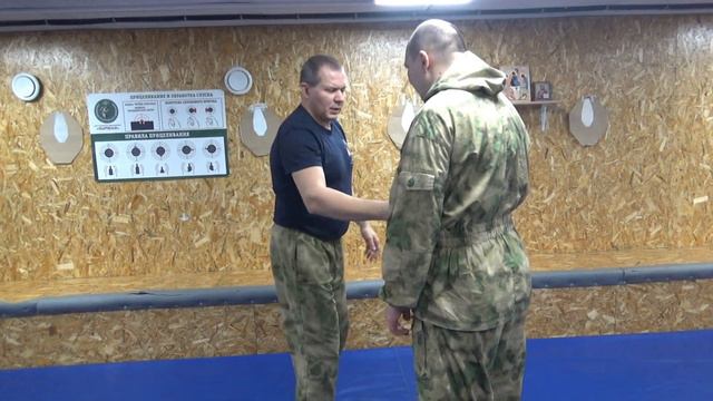 Основы прикладного рукопашного боя. Принципы защиты от ножа в динамике секущих ударов.