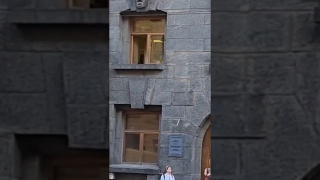 Странные скульптуры и барельефы дома 77 Большого проспекта П.С. в Спб