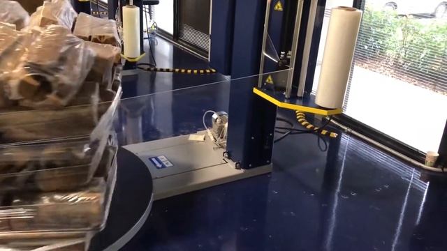 Обмотка паллеты стрейч-плёнкой на вращающемся столе | Паллетоупаковщик ROBOPAC ROTOPLAT