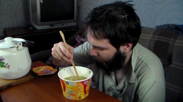 Лапша Big Bon куриная с пряным соусом ведерко 95 грамм