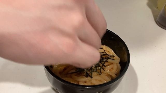 超簡単！コチュジャンで作る甘辛いタレを絡めていただくうどん