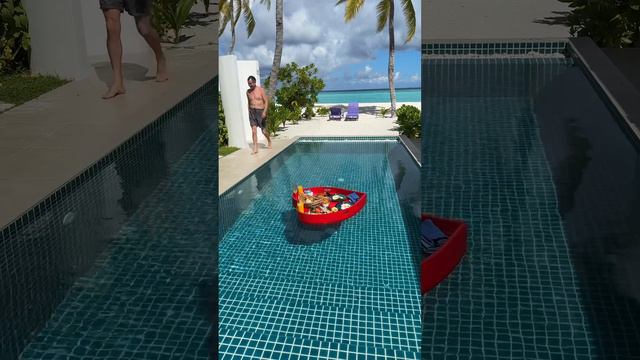 Мальдивы. Плавучий завтрак в пляжной вилле с бассейном.