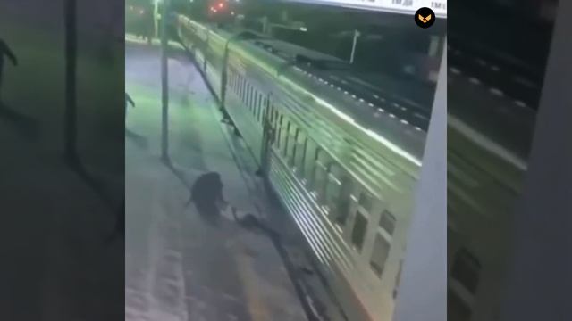 В Тюмени мужчина выдернул пассажира из-под колёс поезда