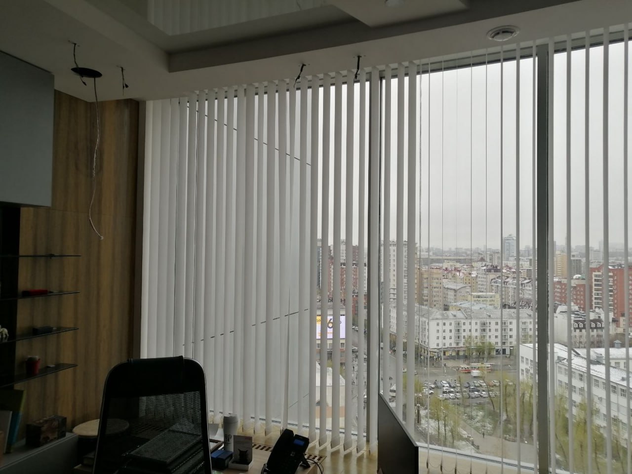 Вертикальные жалюзи Лайн светло-серого цвета для офиса. Устойчивы к загрязнениям, не выгорают.