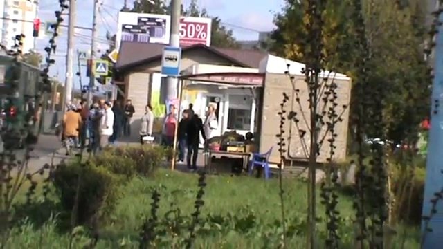 Женщина на остановке с фруктами
