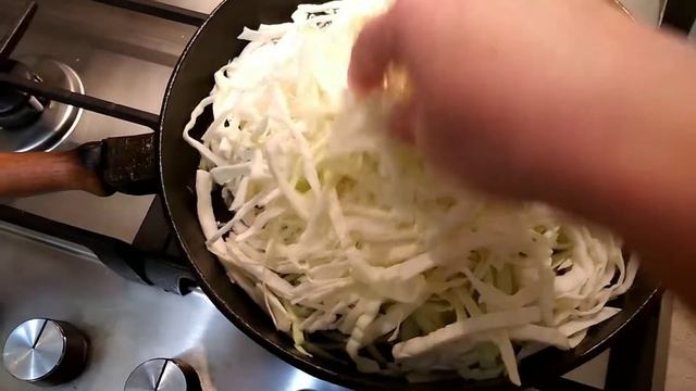 Квашу капусту. Тушу капусту.