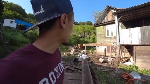 НЕ ДОЛГО РАДОВАЛСЯ ... БРУС УПАЛ МНЕ НА ГОЛОВУ ! ТЕРРАСА ИЗ ХЛАМА НА СТАРОЙ ДАЧЕ ! СТОЛЫЧ ДАЧА