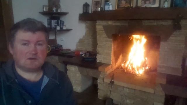 Пламя в открытом камине.