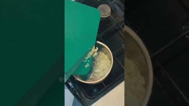 Лёгкий суп-пюре из зелёного горошка и кокосового молока