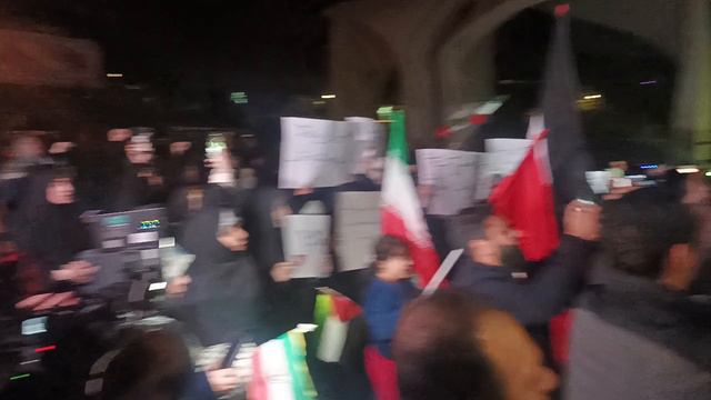 🔻 Молодежь Ирана собралась перед Тегеранским университетом в поддержку атак иранских беспилотников