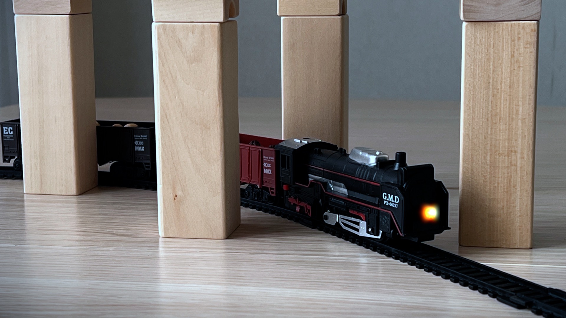 Игрушечный поезд с паровозом-локомотивом едет по лабиринту / Видео про поезда-игрушки