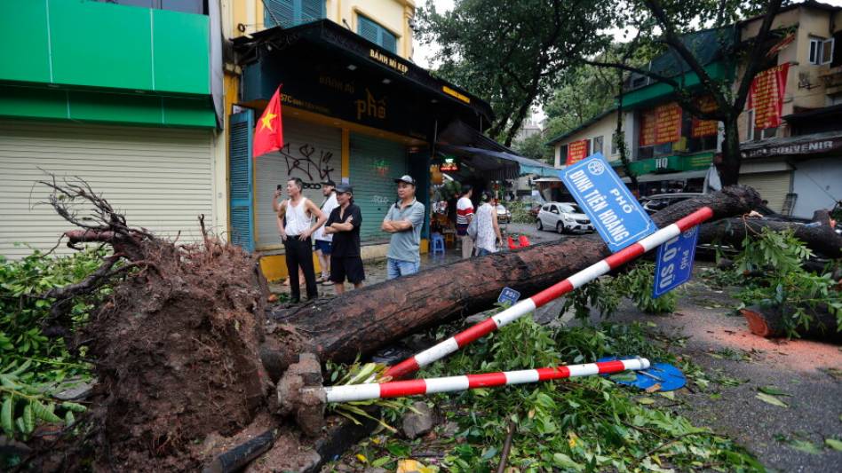 Выживших людей эвакуировали из столицы Вьетнама в безопасные районы после супертайфуна «Яги»