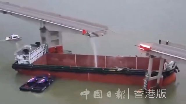 Мост частично обрушился в китайском Гуанчжоу, после того как в него врезался контейнеровоз