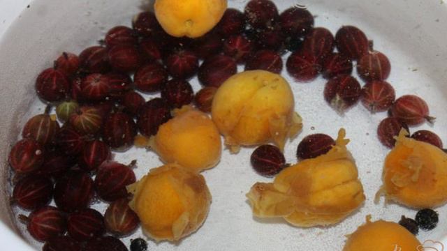 Освежающий компот с абрикосами, малиной и крыжовником с добавлением мяты