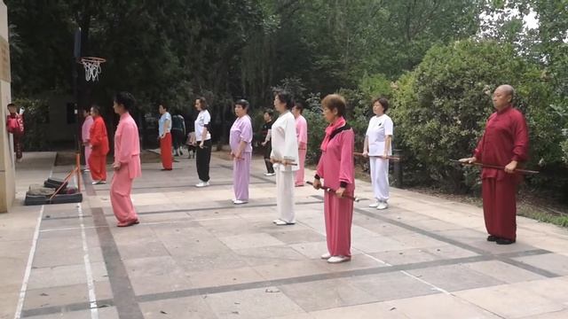 Тайцзицюань с Шестом_иностранка с китайцами