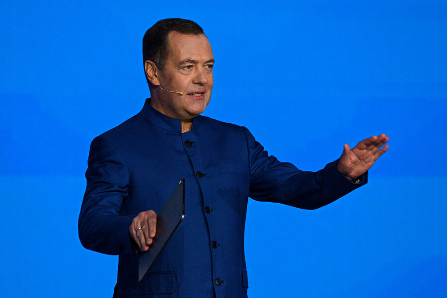 Медведев назвал одну из задач БРИКС на международной арене