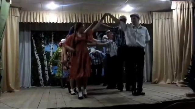 Сельчане от души отожгли на сцене сельского клуба