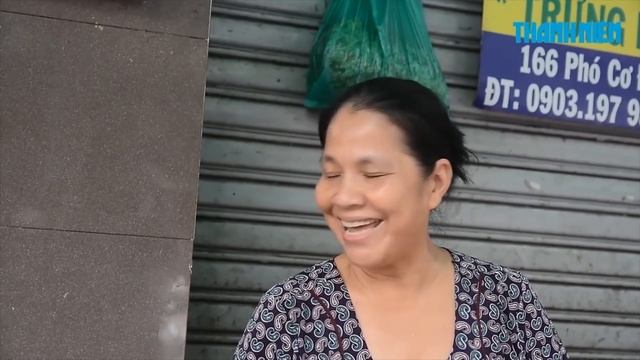 Hàng súp cua hơn 20 năm bán vỉa hè, 6 người làm không ngớt tay