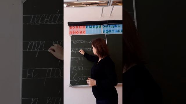 Проверяем безударную гласную в корне слова.
