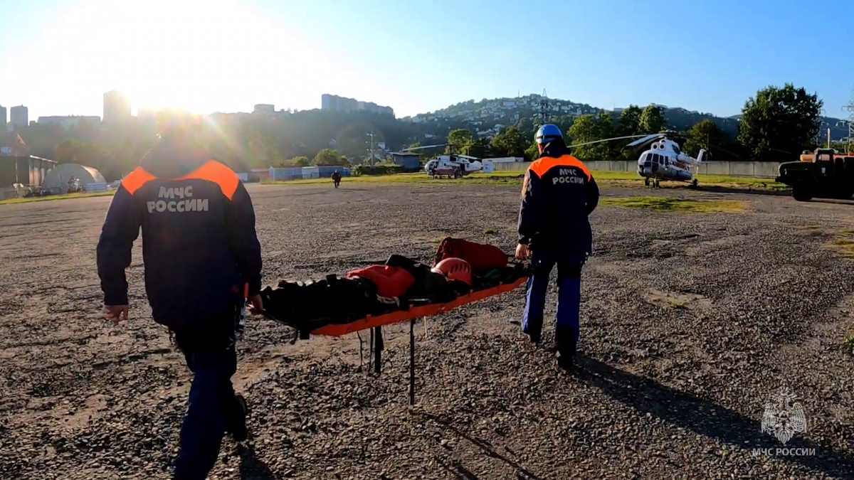В Сочи спасатели вертолетом эвакуировали троих туристов с горы Малый Тхач