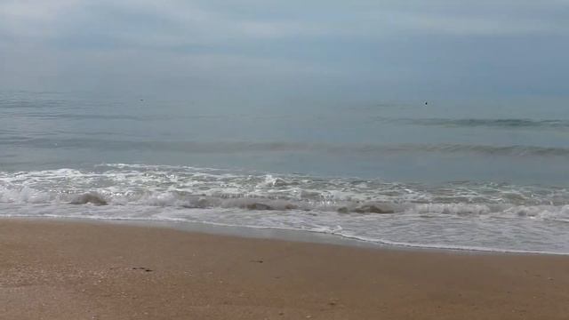 Холодное море летом 2017 в Феодосии в Крыму