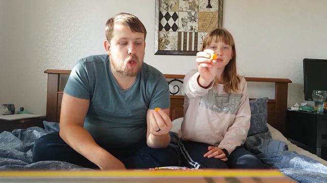 Lovisa och Pappa testar Sushi!! (Godis)