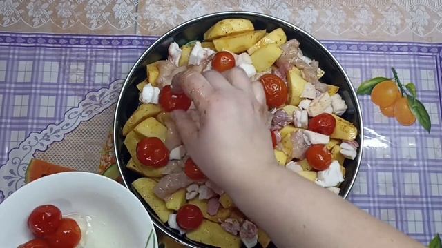 Картошка запечённая в духовке с салом и овощами.